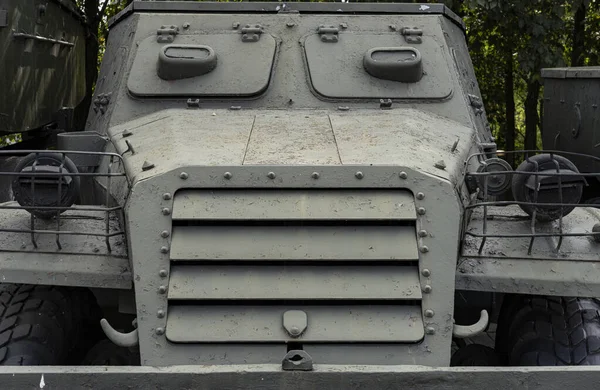 具有格栅单元和两个对称位置的前灯的装甲运兵车正面装甲碎片 — 图库照片