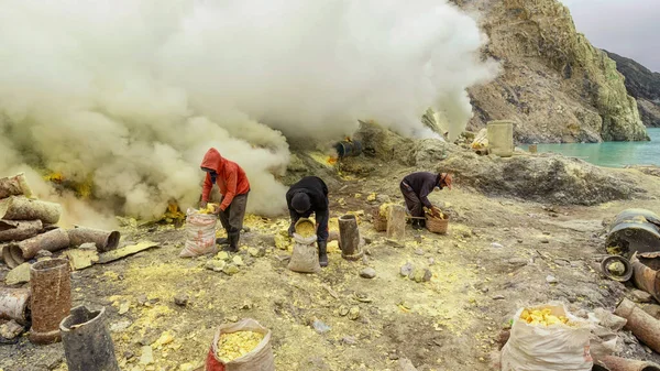 Εργαζόμενοι ορυχείο θείου στον κρατήρα του ηφαιστείου Ijen Ινδονησία όλα στον καπνό — Φωτογραφία Αρχείου