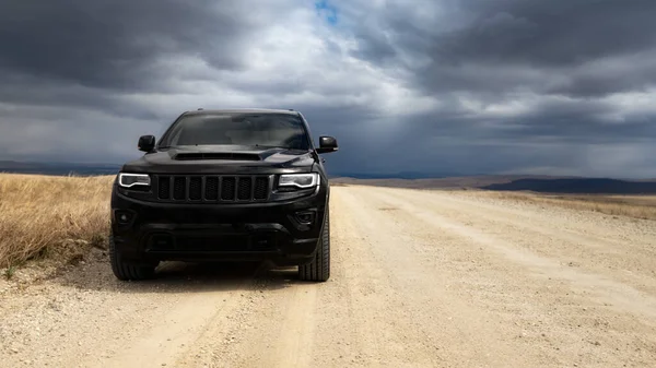 Abakan, Khakassia - 5 Mayıs 2021 Grand Cherokee Wk2 Trackhawk Bir kır yolu üzerinde fırtına