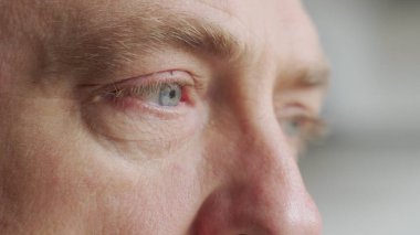 Yaşlı adamın gözleri yakın çekim: düşünceli yaşlı adam düşünceli yaşlı adam