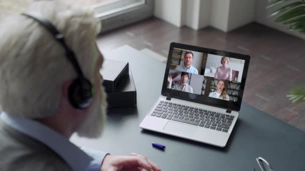 Närbild av äldre man prata med olika släktingar på videosamtal med hjälp av laptop karantän hemma, man har online webbkonversation konferens med familjen på datorn — Stockvideo