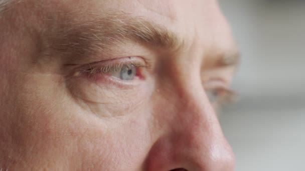 Staří muži oči detailní záběry: zamyšlený stařec přemýšlivý starší — Stock video