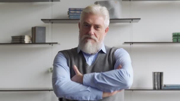 Retrato de homem sênior bonito com barba cinza. — Vídeo de Stock