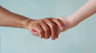 Beyaz ve siyah el bağlantısı. Irkçılık karşıtı. Irkçılığı bırak, bütün insanlar eşittir. Peoples 'ın dostluğu. Siyah hayatlar önemlidir.