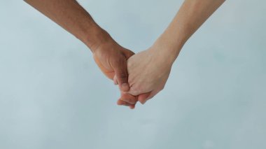 Beyaz ve siyah el bağlantısı. Irkçılık karşıtı. Irkçılığı bırak, bütün insanlar eşittir. Peoples 'ın dostluğu. Siyah hayatlar önemlidir.