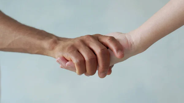 白色和黑色的手连接。反种族主义。停止种族主义，人人平等。人民的友谊。黑人的生命很重要 — 图库照片