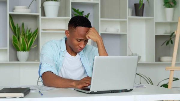 Cansado deprimido aburrido empresario africano frustrado por el fracaso empresarial — Foto de Stock