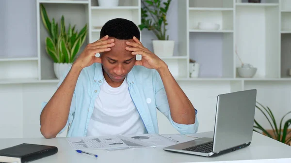 Cansado deprimido aburrido empresario africano frustrado por el fracaso empresarial — Foto de Stock