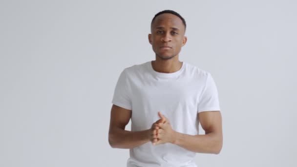 Счастливый афроамериканец в белой футболке на белом фоне — стоковое видео