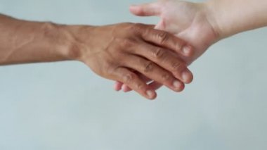 Beyaz ve siyah el bağlantısı. Irkçılık karşıtı. Irkçılığı bırak, bütün insanlar eşittir. Peoples 'ın dostluğu. Siyah hayatlar önemlidir.