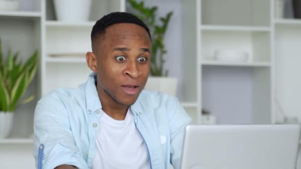 Afro-Amerikan mutlu hissediyor internetten harika haberler alınıyor bilgisayar ekranına bakıyorlar sevinçle el kaldırıyorlar internette piyango kazanmasını kutluyorlar. — Stok video