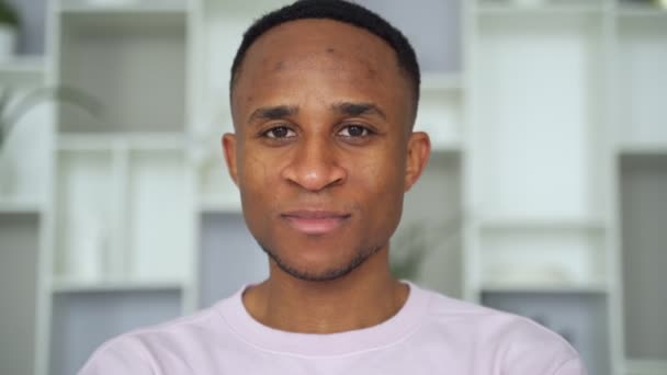 Magabiztos mosolygós fiatal afrikai üzletember, aki a kamerába néz az irodában — Stock videók