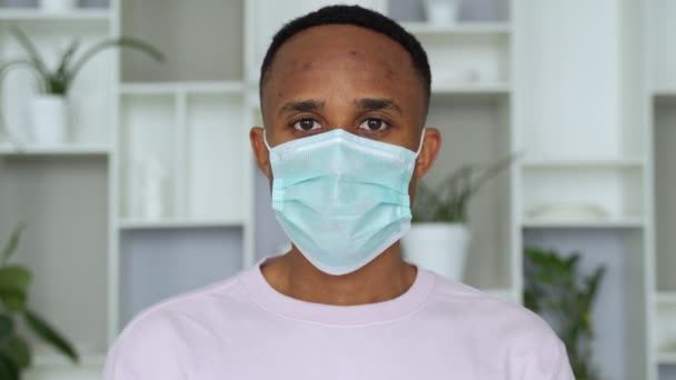 年轻英俊的非洲男子戴着防毒面具，防止自己在社会中爆发. — 图库视频影像