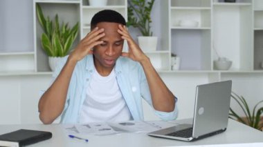 Sıkılmış, sıkılmış Afrikalı iş adamı iş başarısızlığı yüzünden hayal kırıklığına uğramış.