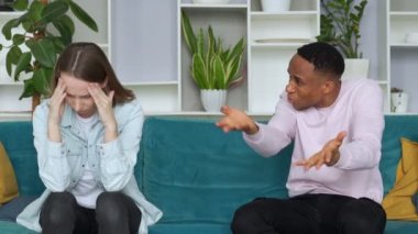 Evde ırklar arası bir çift kavga ediyor, erkek arkadaşı kız arkadaşına bağırıyor, o da elini kafasına koyuyor. Stresli çiftin sorunları var. Boşanma kavramı.