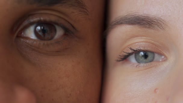 Hombre negro y blanco ojos de mujeres.Concepto de amor racial interracial. Antirracismo. — Vídeo de stock