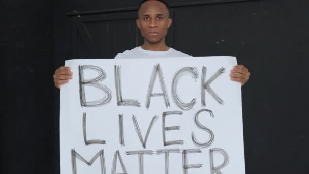 Cartaz BLACK LIVES MATTER nas mãos de um homem negro. — Vídeo de Stock