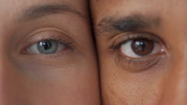 Uomo nero e bianco donne eyes.Interrazziale concetto di amore razza. Antirazzismo. — Video Stock
