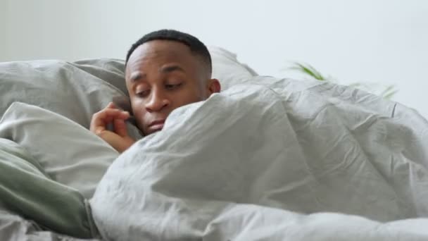 Junger afrikanisch-amerikanischer Mann schläft zu Hause im Bett — Stockvideo