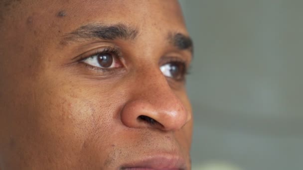 Close-up of a black mans eyes. Eyes of a thoughtful man — Stock Video