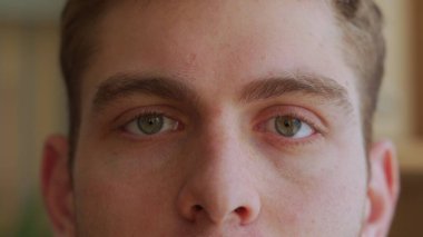 Parlak, güzel gözleri olan bir adama yaklaş.