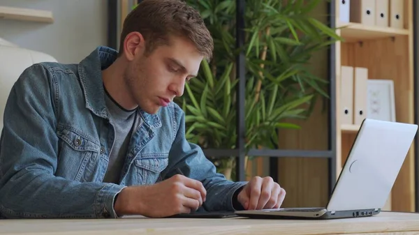 Manos de hombre dibujando en tableta gráfica con lápiz. diseñador o artista digital en el trabajo — Foto de Stock