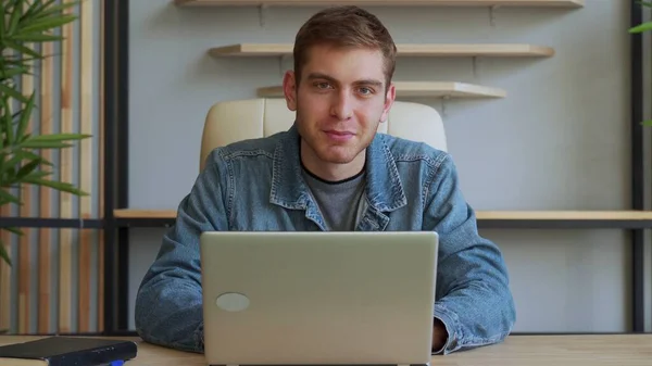 Sorrindo homem usando laptop estudar trabalhando on-line em casa — Fotografia de Stock