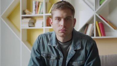 Kameraya gülümseyen yakışıklı adamın yakın plan portresi.