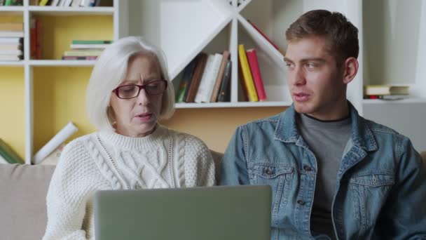 Orang yang mengajari ibunya menggunakan laptop di rumah, konsep teknologi. — Stok Video