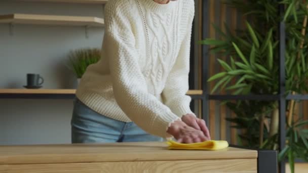 Wanita tua menyeka mejanya dengan kain. Konsep PR dan manajemen rumah tangga — Stok Video