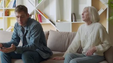 Kızgın yaşlı anne kavgası, oğluyla tartışması, kötü aile ilişkileri konsepti, ebeveyn ve çocuk çatışması, farklı yaş nesilleri.