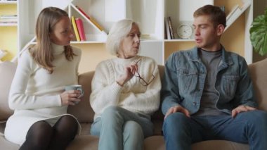 Yaşlı anne ve kızı evlerinde oğullarıyla samimi ve samimi bir konuşma yapıyorlar.