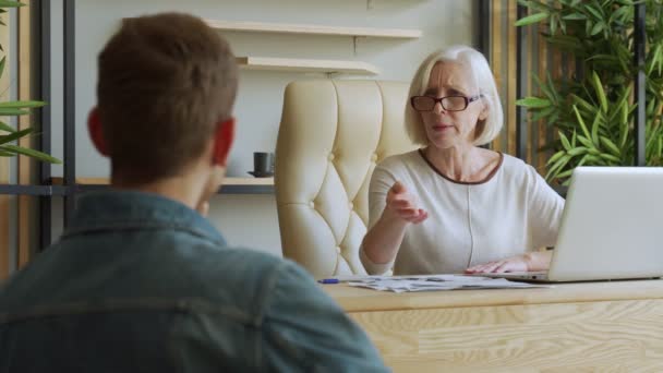 Yaşlı kadın patron astıyla iletişim kurar. İş görüşmesine yeni aday alınıyor — Stok video
