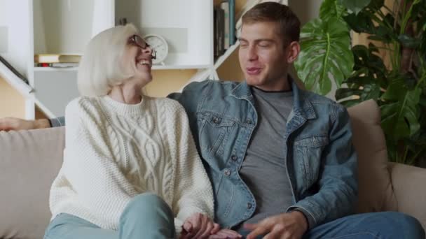 Wanita tua yang bahagia berbicara dengan anaknya di ruang tamu. — Stok Video