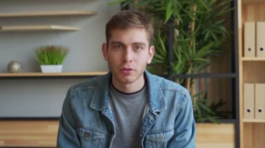 İş adamı iletişimi merkez ofisten kameraya bakıyor. Girişimci web kamerası aracılığıyla kurumsal video konferansı düzenliyor