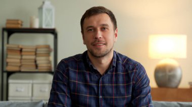 İş adamı konuşuyor. Ofisteki kameraya bakın. Konferans sırasında erkek girişimci sohbeti.