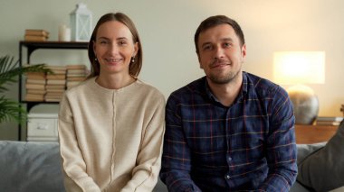 Webcam görüntüleme genç çift video blogcuları evde kamera kaydedilen vlog 'larla konuşuyor. Gülümseyen çift video bloğu çekiyor.