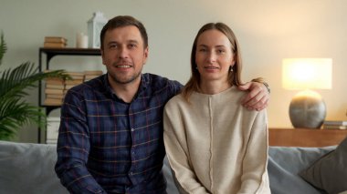 Webcam görüntüleme genç çift video blogcuları evde kamera kaydedilen vlog 'larla konuşuyor. Gülümseyen çift video bloğu çekiyor.