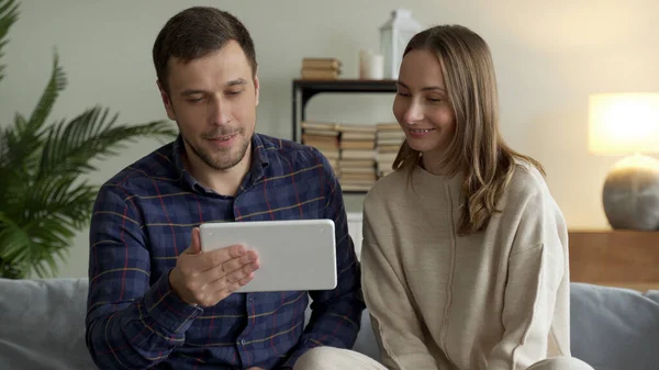 Emocionada pareja feliz familia mirando tabletas digitales sienten ganadores alegres por la oferta de apuesta ganadora de lotería, celebrar buenas noticias de Internet. — Foto de Stock