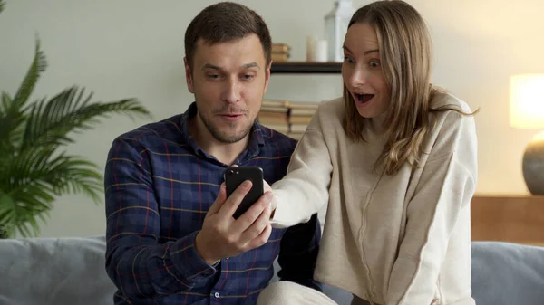 Emocionada pareja feliz familia mirando tabletas digitales sienten ganadores alegres por la oferta de apuesta ganadora de lotería, celebrar buenas noticias de Internet. — Foto de Stock