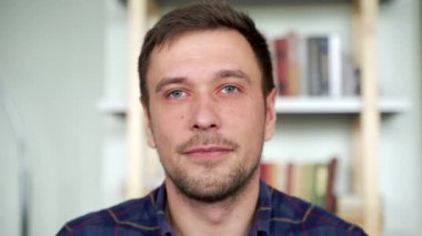 Ofiste kameraya bakan mutlu bir adamın portresi. Adam kendinden emin hissediyor. Kapa çeneni iş adamı gülümsüyor..