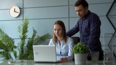 Proje üzerinde birlikte çalışıyoruz. Bilgisayar üzerinde çalışan iki genç iş arkadaşı