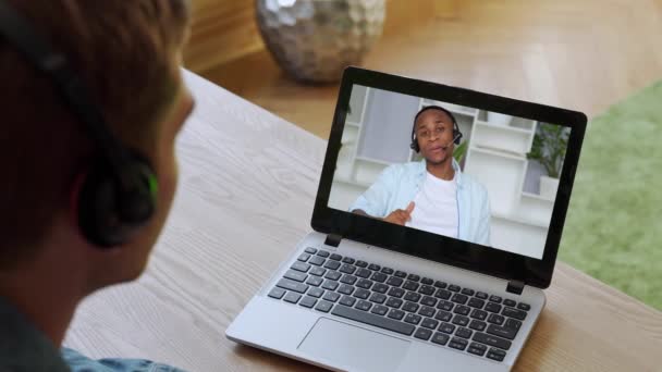 Vista oltre spalla datore di lavoro ascoltare il richiedente al colloquio di lavoro online uso cam. — Video Stock