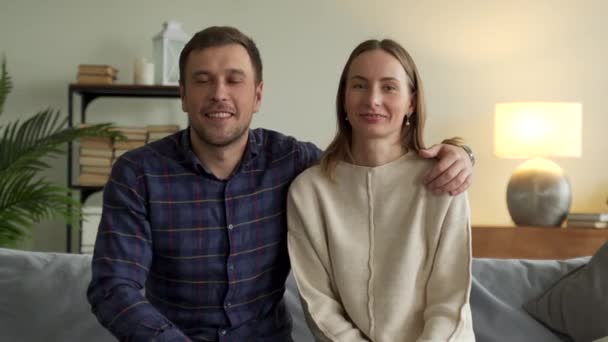 Webcam ver jóvenes vloggers pareja hablando con la cámara de streaming de grabación vlog en casa. Sonriente pareja filmando videoblog. — Vídeo de stock