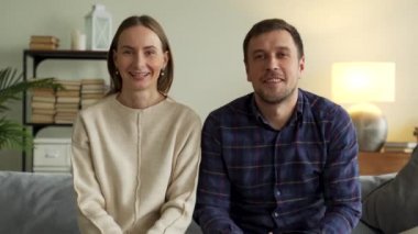 Webcam görüntüleme genç çift video blogcuları evde kamera kaydedilen vlog 'larla konuşuyor. Gülümseyen çift video bloğu çekiyor.