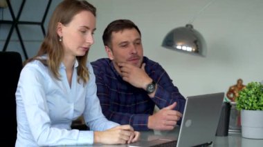 Ofiste ekip olarak çalışan iş adamları ve yazılım geliştiricileri.