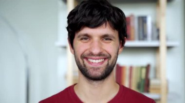 Ofiste kameraya bakan mutlu bir adamın portresi. Adam kendinden emin hissediyor. Kapa çeneni iş adamı gülümsüyor..