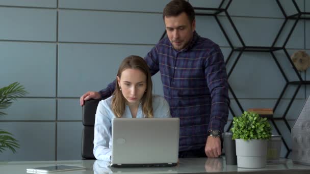 Gemeinsam an einem Projekt arbeiten. Zwei junge Geschäftskollegen arbeiten am Computer — Stockvideo