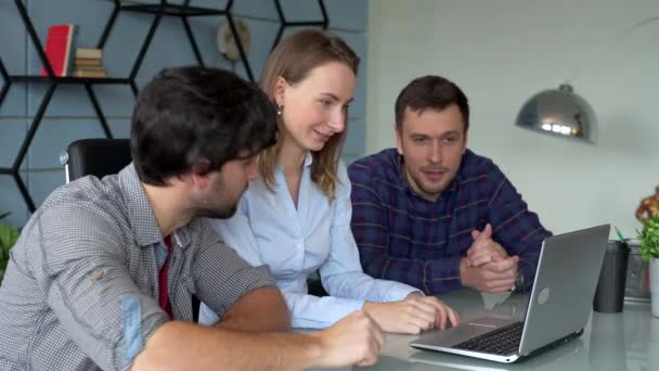 Grupo de empresarios y desarrolladores de software que trabajan en equipo en la oficina — Vídeos de Stock