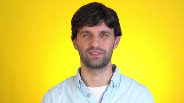 Businessman Coach Lehrer im Gespräch Blick in die Kamera auf gelbem Hintergrund — Stockvideo